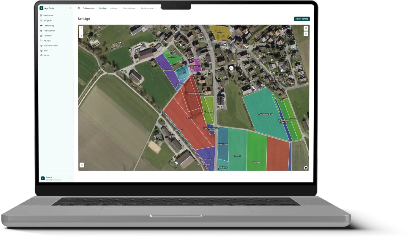 La Web App di Coltivio al computer: le particelle sulla mappa aziendale, con calendario dei campi e colture nella navigazione.